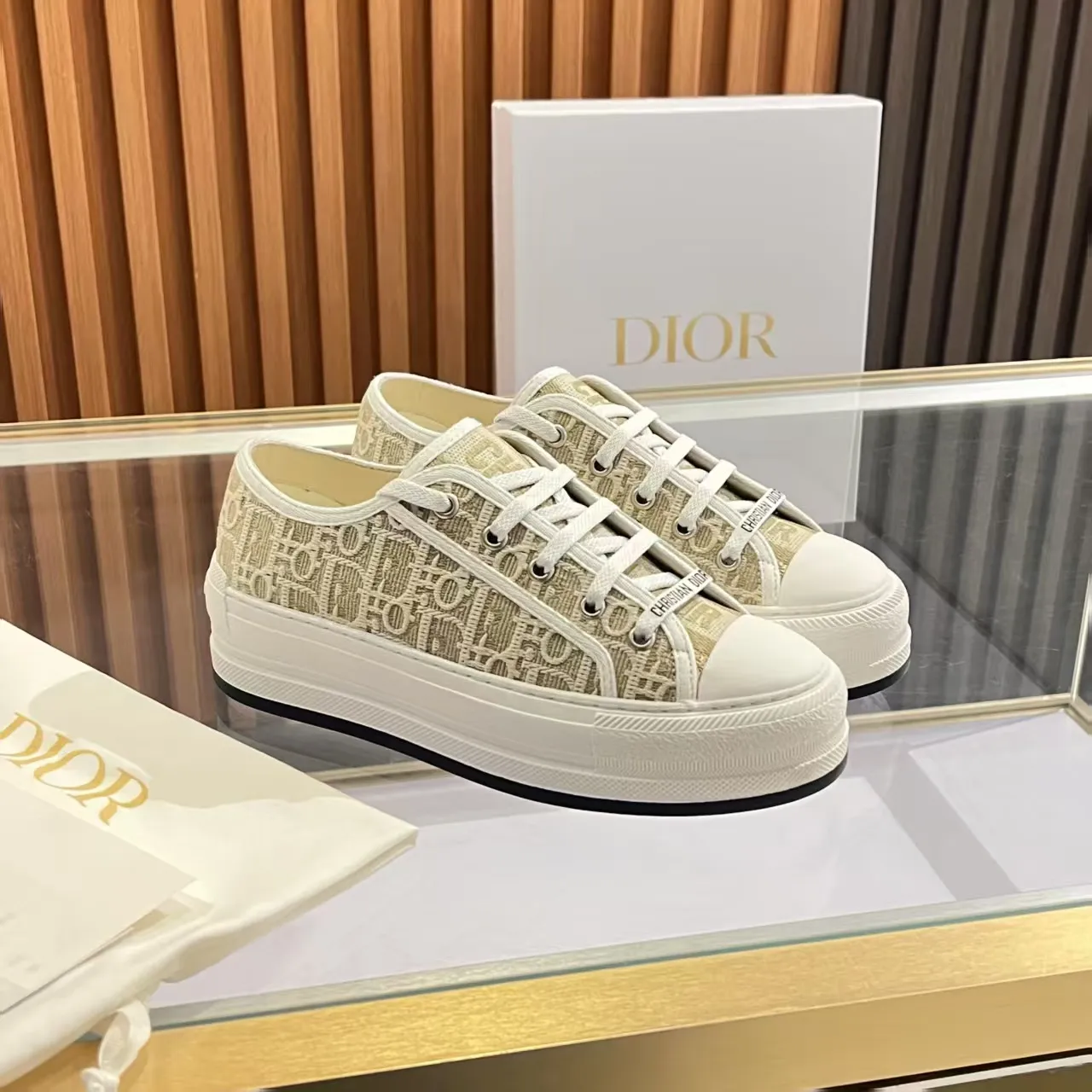 👟👟Ex-factory price 520👟👟 Walk‘n’Dior embroidered mid-top casual shoes are new in 2025. On the fashion stage, Dior embroidered shoes are the well-deserved protagonist. Delicate stitching is used on the upper, every stitch is devoted to the craftsman's efforts, and every thread is woven with artistic poetry. From complex floral patterns to smart geometric textures, embroidery is like the magic that gives shoes life, allowing them to show dynamic beauty even in static conditions.   Wearing Dior embroidered shoes feels like stepping into a dream world full of art. It is not only a pair of shoes, but also a walking piece of art that perfectly integrates fashion and culture. Whether you are strolling on the bustling city streets or attending important social occasions, Dior embroidered shoes can add unique charm to your style and become the focus of everyone's attention.   Choosing Dior embroidered shoes means choosing a persistent pursuit of quality and a unique understanding of fashion. Let it accompany you through every wonderful moment and leave your own fashion mark.  Material: Sheepskin lining, feet, silk cowhide, size 35-41, heel height 5cm